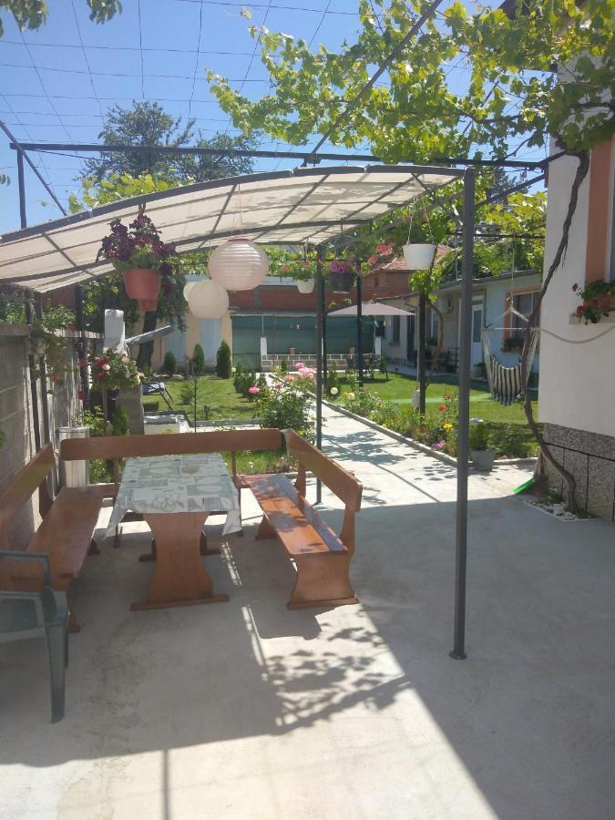 Rose & Water Guest House Pavel Banya Exterior photo